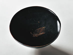 黒釉葉文茶碗