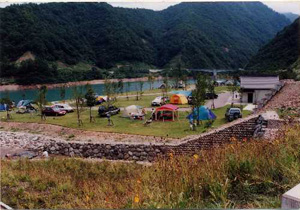 桂湖オートキャンプ場でキャンプを楽しむ人々