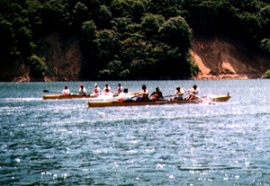 境川ダムのダム湖でボートを楽しむ人々