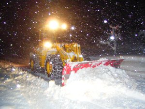 大型ドーザによる車道除雪の様子