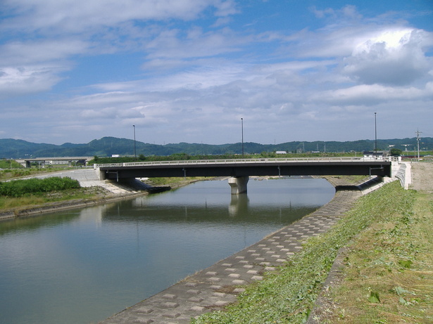 新設の橋梁（新福野橋）