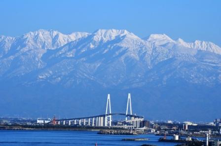 新湊大橋と立山