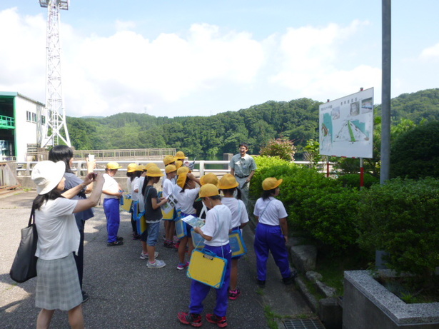 ダム見学にて、説明を聞く小学生たち1