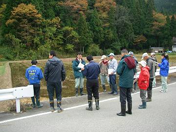 現地見学会で地下水涵養の実施状況を見学する参加者1