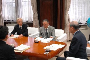 吉田会長、池上会長代理から答申内容の説明を受ける知事