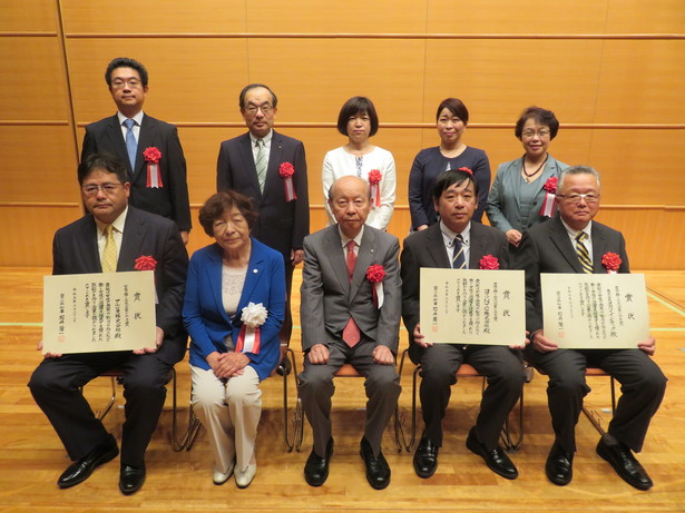 令和元年度女性が輝く元気企業とやま賞受賞企業の集合写真