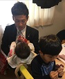 田村さん　子どもをあやす写真